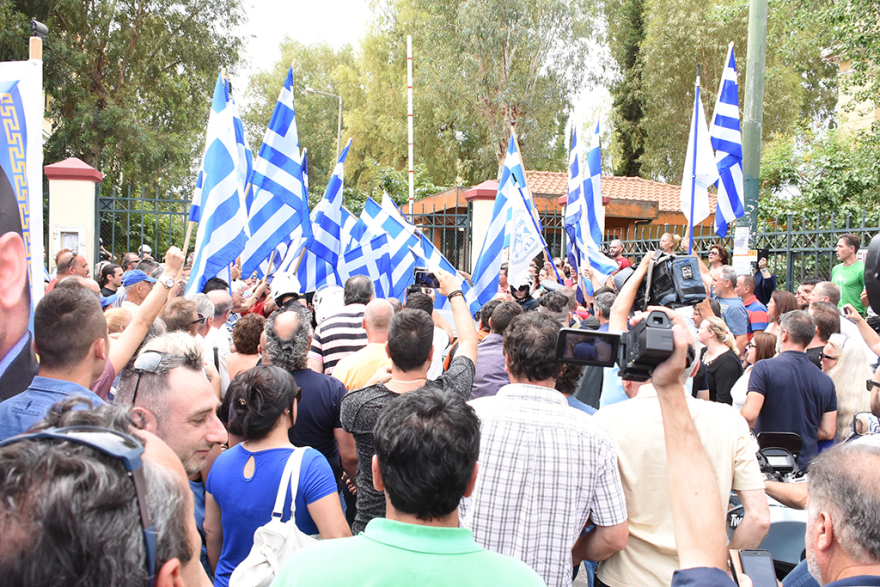 Πλήθος υποστηρικτών στο πλευρό του Σώρρα στα δικαστήρια - Εκτελέστηκε το ένταλμα σε βάρος του