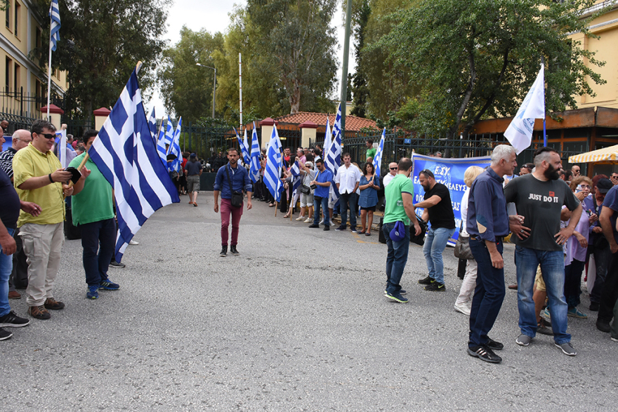 Πλήθος υποστηρικτών στο πλευρό του Σώρρα στα δικαστήρια - Εκτελέστηκε το ένταλμα σε βάρος του