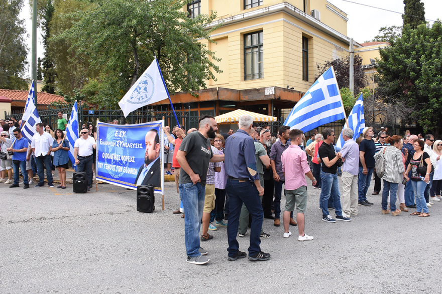 Πλήθος υποστηρικτών στο πλευρό του Σώρρα στα δικαστήρια - Εκτελέστηκε το ένταλμα σε βάρος του
