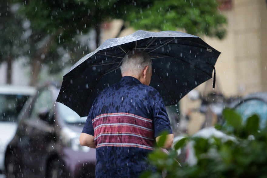 Σαρώνει τη χώρα ο «Μίνωας» - 1.000 κεραυνοί έπεσαν χθες στην Αττική 