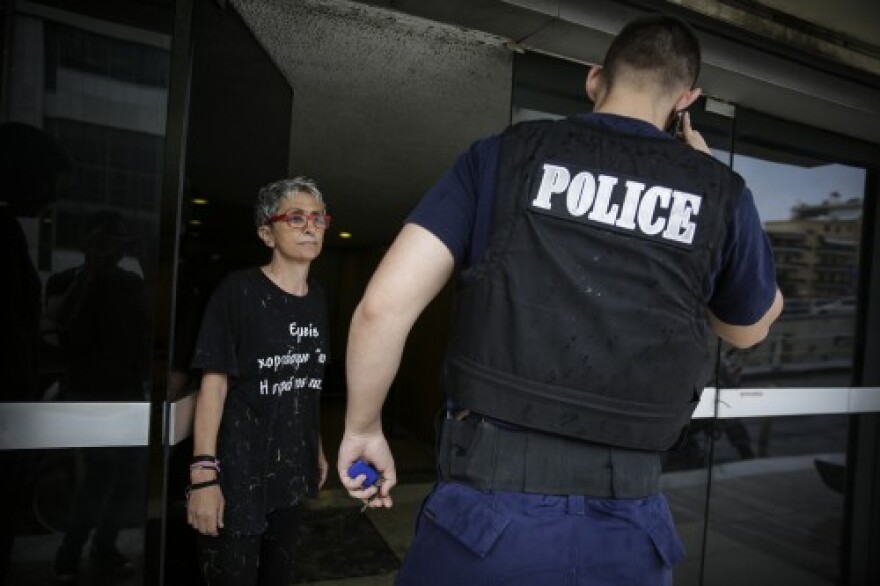 Ακτιβιστές πέταξαν σανό στα γραφεία των Ανεξάρτητων Ελλήνων