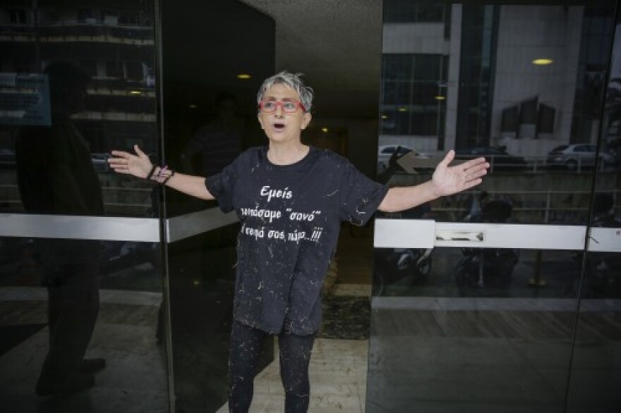 Ακτιβιστές πέταξαν σανό στα γραφεία των Ανεξάρτητων Ελλήνων