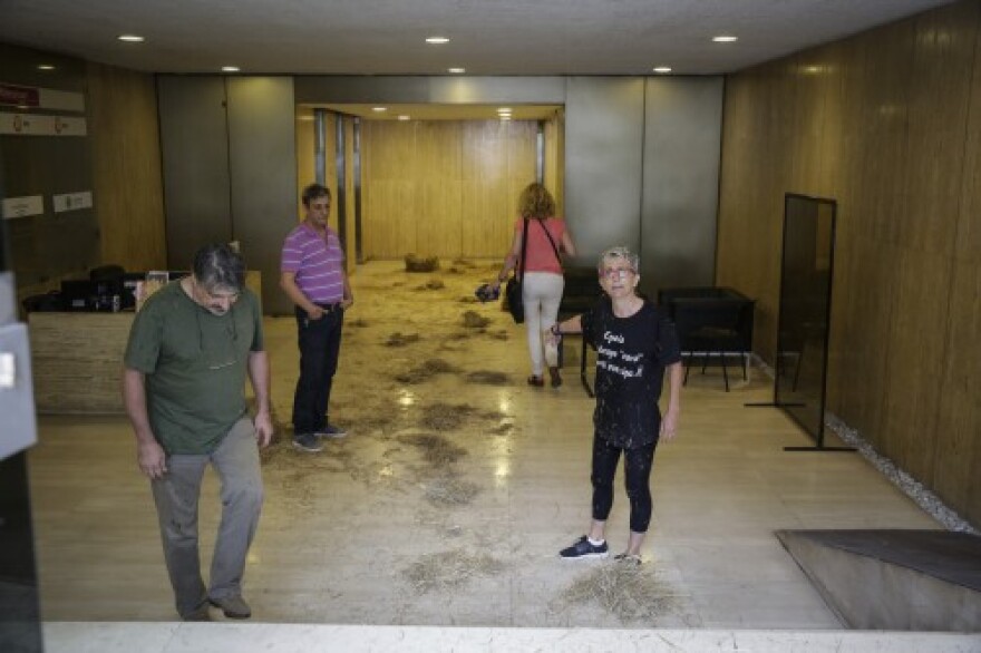 Ακτιβιστές πέταξαν σανό στα γραφεία των Ανεξάρτητων Ελλήνων