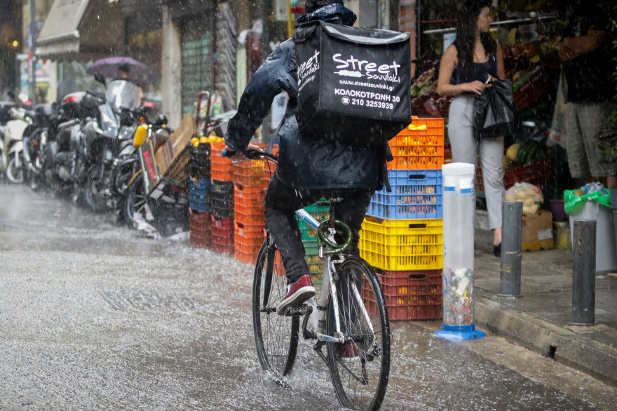 Σαρώνει τη χώρα ο «Μίνωας» - 1.000 κεραυνοί έπεσαν χθες στην Αττική 