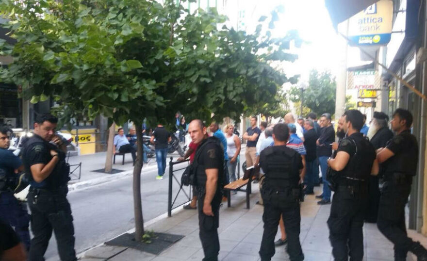 Αποδοκίμασαν την Κουντουρά και στελέχη των ΑΝΕΛ στα Χανιά