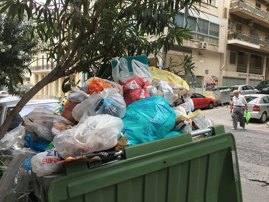Σε ασφυξία το λεκανοπέδιο: Πάνω από 16.000 τόνοι απορρίμματα στους δρόμους