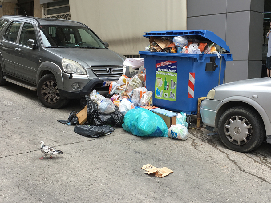 Σε ασφυξία το λεκανοπέδιο: Πάνω από 16.000 τόνοι απορρίμματα στους δρόμους