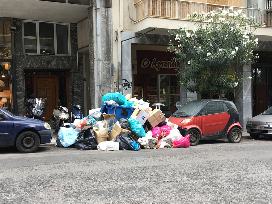 Σε ασφυξία το λεκανοπέδιο: Πάνω από 16.000 τόνοι απορρίμματα στους δρόμους