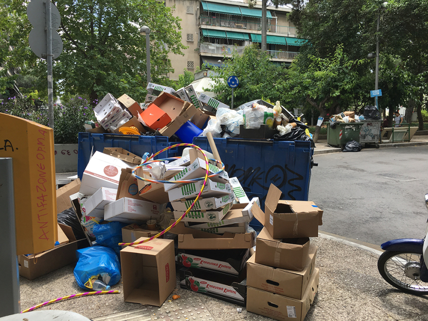 Σε ασφυξία το λεκανοπέδιο: Πάνω από 16.000 τόνοι απορρίμματα στους δρόμους