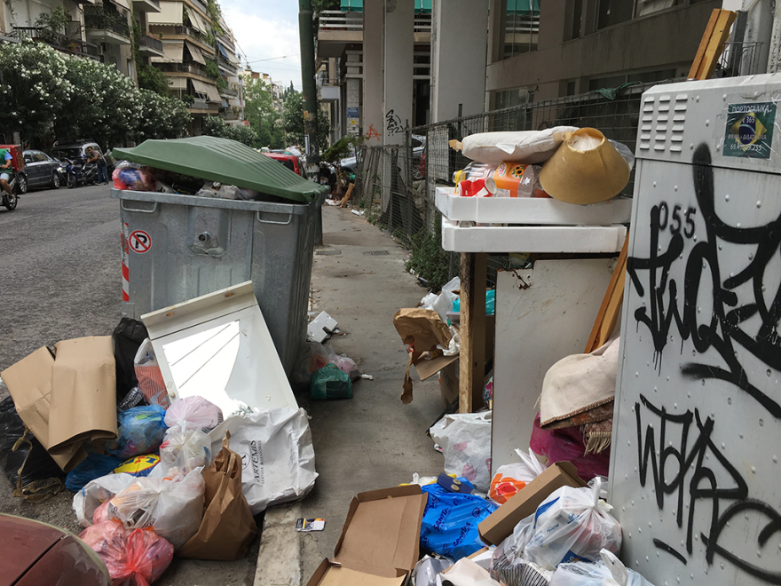 Σε ασφυξία το λεκανοπέδιο: Πάνω από 16.000 τόνοι απορρίμματα στους δρόμους