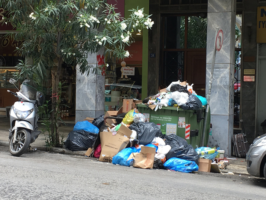 Σε ασφυξία το λεκανοπέδιο: Πάνω από 16.000 τόνοι απορρίμματα στους δρόμους