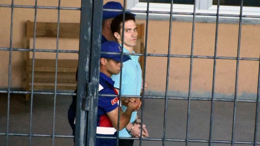 Νέες φωτογραφίες των δύο στρατιωτικών - «Σιδηροδέσμιοι» στο δικαστήριο για το τέταρτο «όχι»