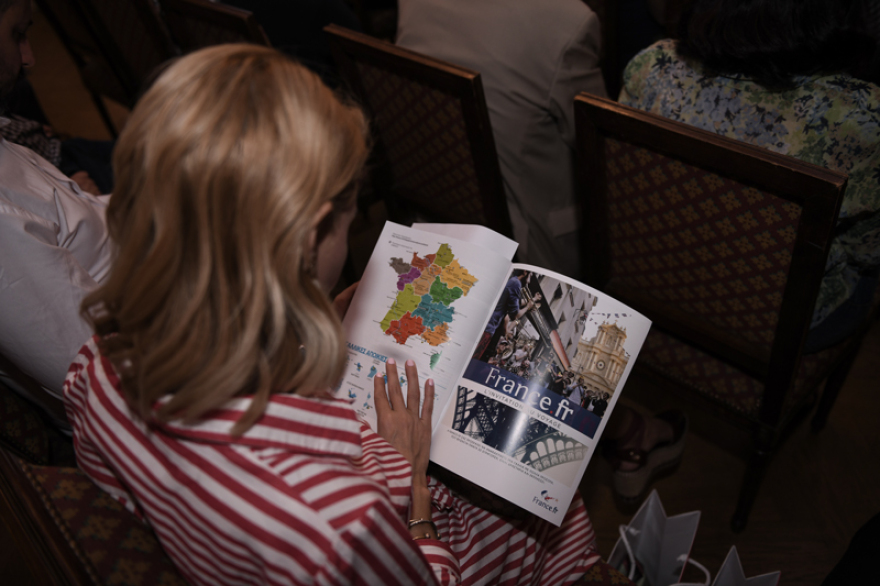 «Ραντεβού στη Γαλλία»: Το περιοδικό που μιλάει ελληνικά και μας γνωρίζει τα γαλλικά τοπία