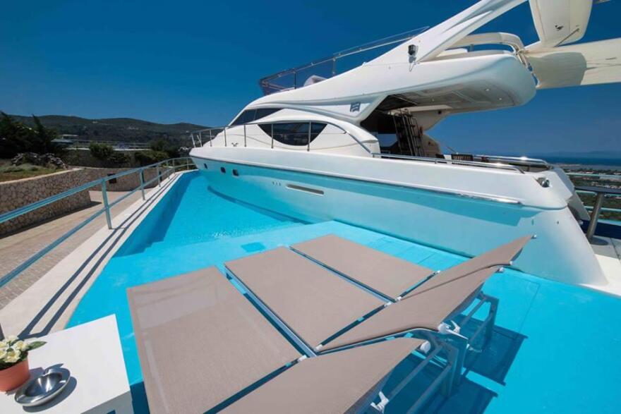 Φωτογραφίες: Ξενοδοχείο στη Λευκάδα έβαλε στην πισίνα του και νοικιάζει ένα... γιοτ!