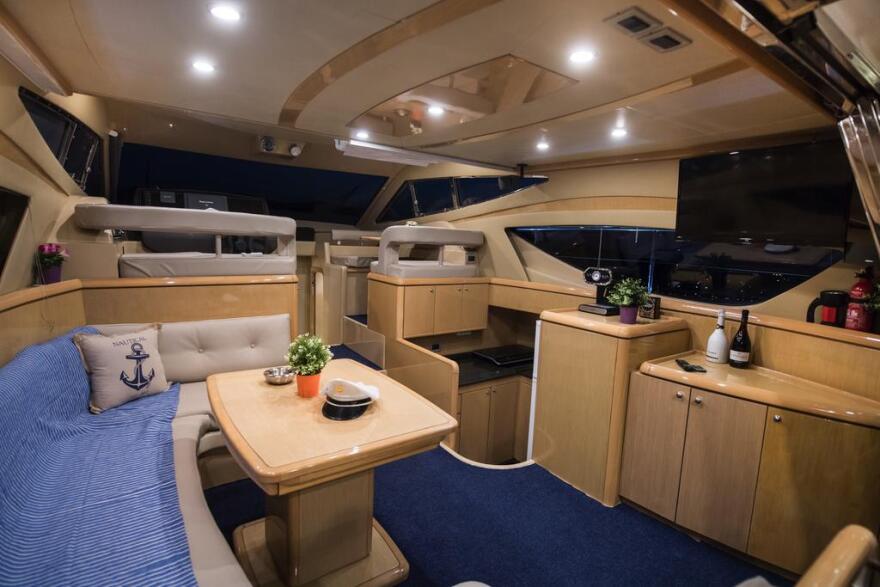 Φωτογραφίες: Ξενοδοχείο στη Λευκάδα έβαλε στην πισίνα του και νοικιάζει ένα... γιοτ!