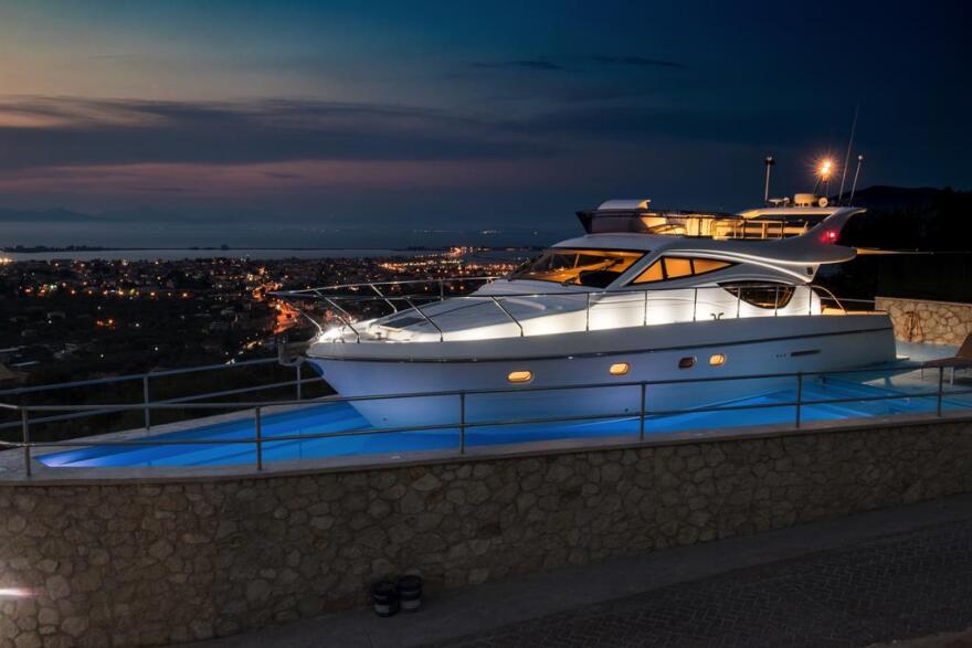 Φωτογραφίες: Ξενοδοχείο στη Λευκάδα έβαλε στην πισίνα του και νοικιάζει ένα... γιοτ!