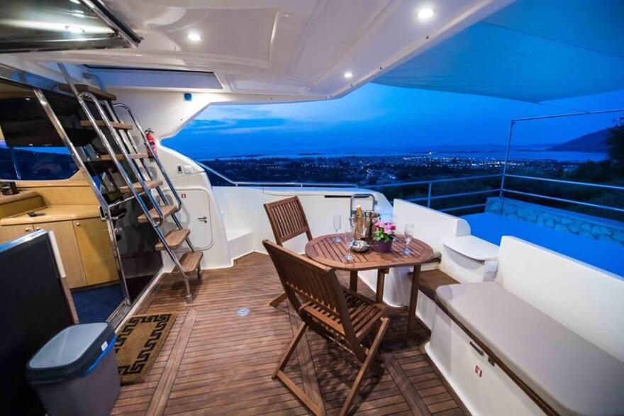 Φωτογραφίες: Ξενοδοχείο στη Λευκάδα έβαλε στην πισίνα του και νοικιάζει ένα... γιοτ!