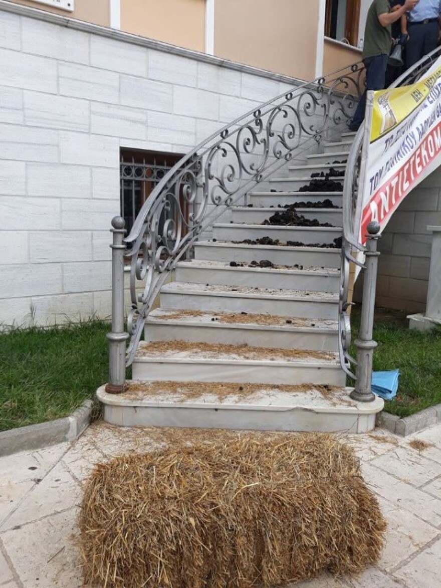 Μεγαλόπολη: Εργαζόμενοι της ΔΕΗ τα «έψαλαν» στον Φάμελλο - Πέταξαν σανό και κάρβουνο στα σκαλιά του Δημαρχείου!