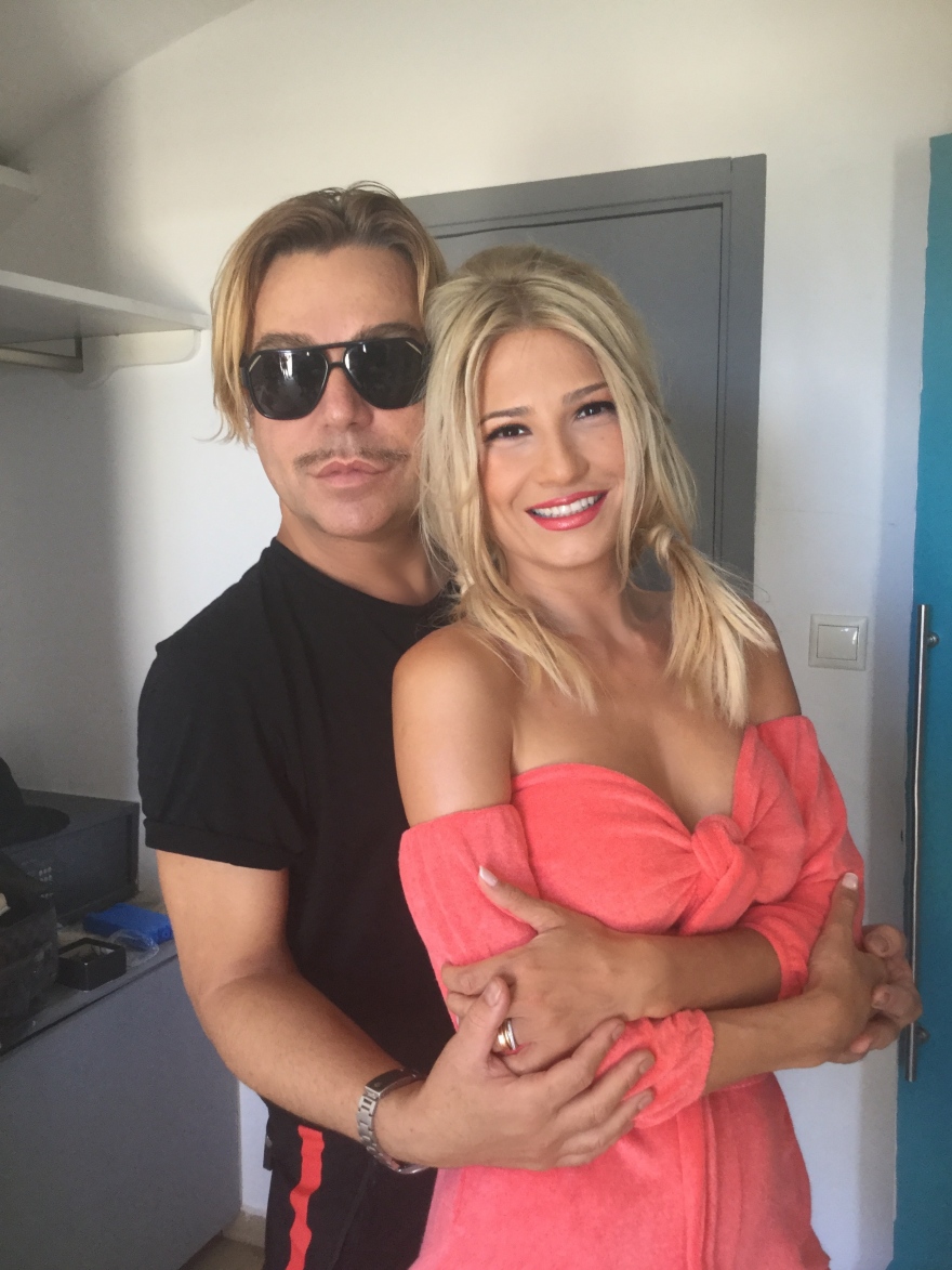 Backstage βίντεο: Η Φαίη Σκορδά ποζάρει με μαγιό και εντυπωσιάζει με τις αναλογίες της  