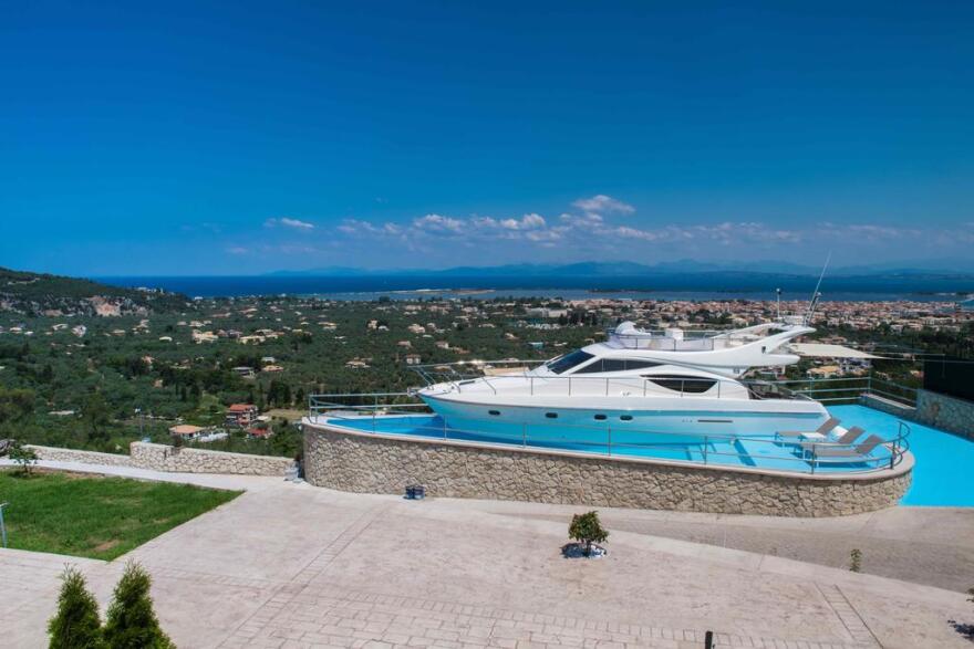 Φωτογραφίες: Ξενοδοχείο στη Λευκάδα έβαλε στην πισίνα του και νοικιάζει ένα... γιοτ!