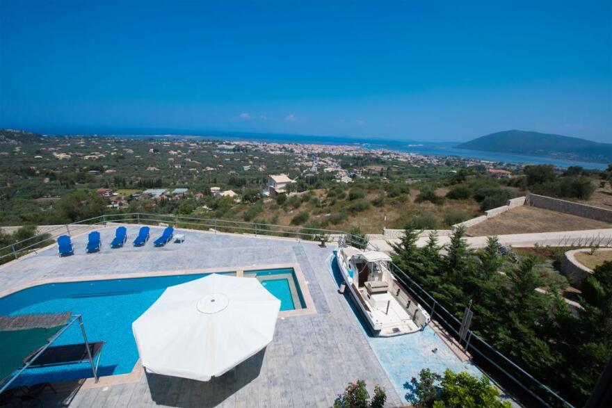 Φωτογραφίες: Ξενοδοχείο στη Λευκάδα έβαλε στην πισίνα του και νοικιάζει ένα... γιοτ!