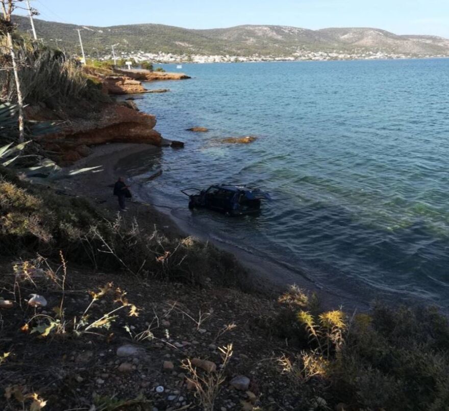 Σαλαμίνα: Πολλαπλά κατάγματα για 49χρονη που έπεσε με το αυτοκίνητο στη θάλασσα