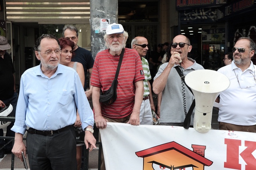 Συγκέντρωση της ΛΑΕ έξω από συμβολαιογραφικό γραφείο στο κέντρο της Αθήνας