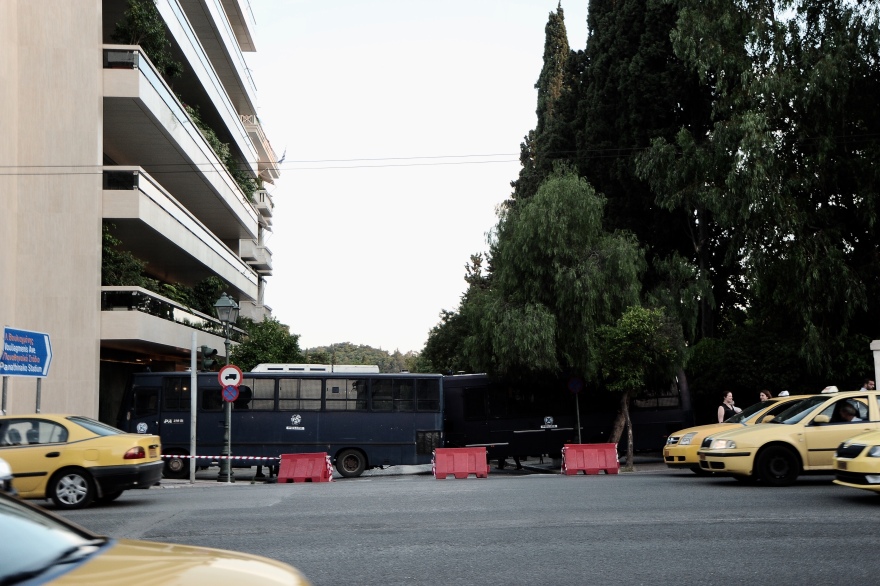 Φρούριο το Μαξίμου: «Αμπαρωμένη» η κυβέρνηση μετά το ντόμινο αποδοκιμασιών σε όλη τη χώρα