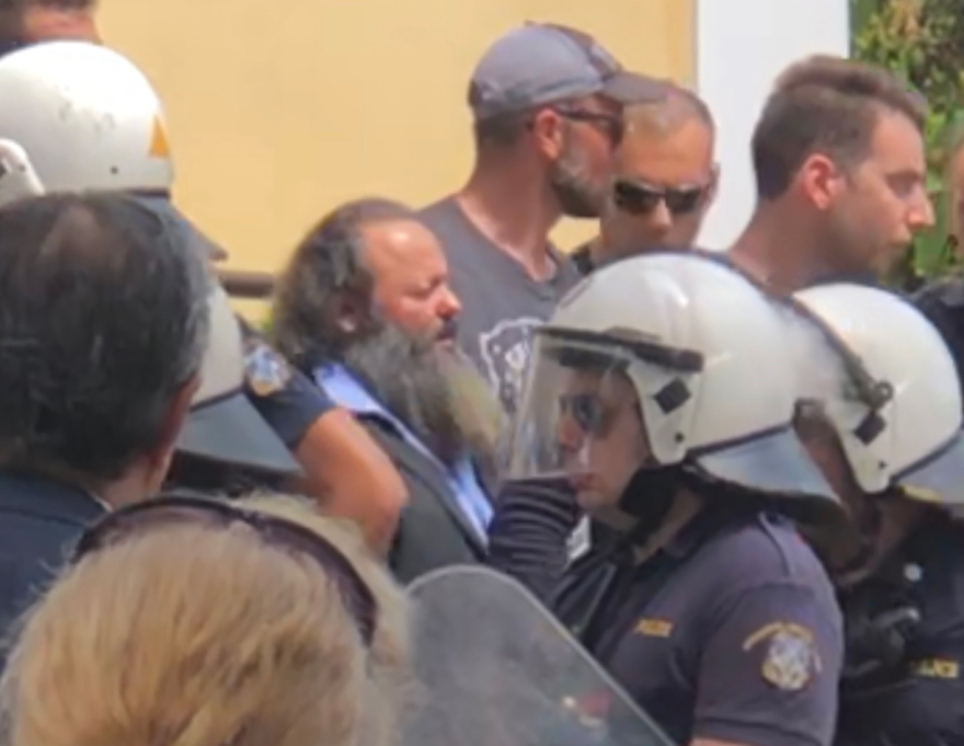 Φυγάδευσαν τον γενειοφόρο Σώρρα από τα δικαστήρια