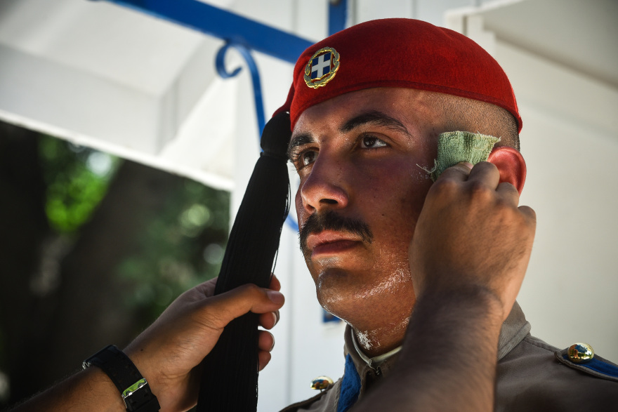 Φωτογραφίες:  Όταν οι Εύζωνες «λιώνουν» κάτω από την αφόρητη ζέστη 