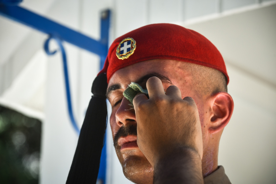 Φωτογραφίες:  Όταν οι Εύζωνες «λιώνουν» κάτω από την αφόρητη ζέστη 