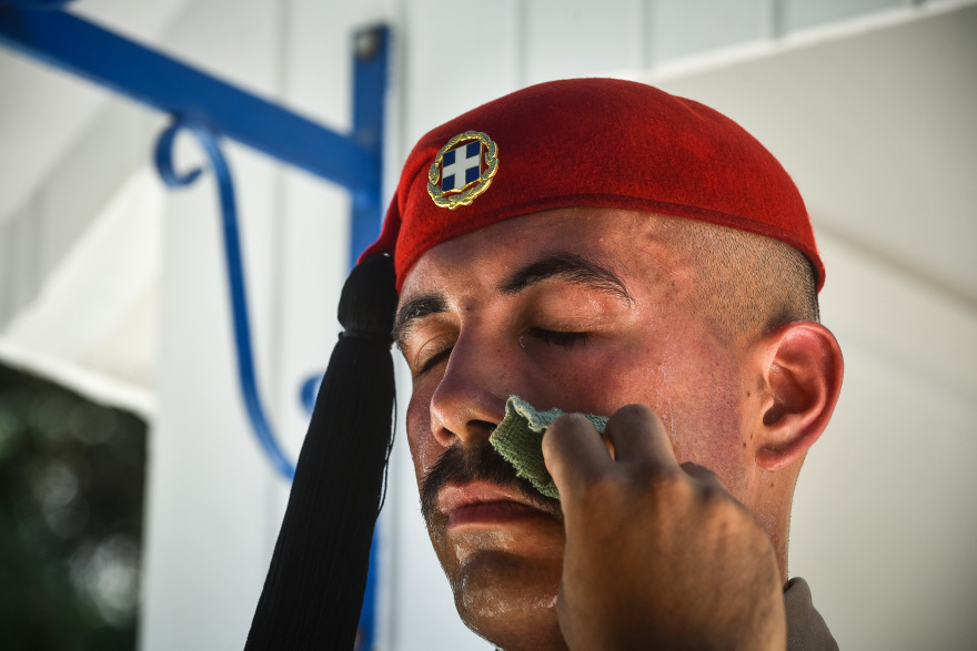 Φωτογραφίες:  Όταν οι Εύζωνες «λιώνουν» κάτω από την αφόρητη ζέστη 