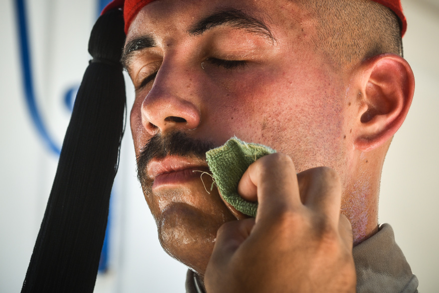 Φωτογραφίες:  Όταν οι Εύζωνες «λιώνουν» κάτω από την αφόρητη ζέστη 