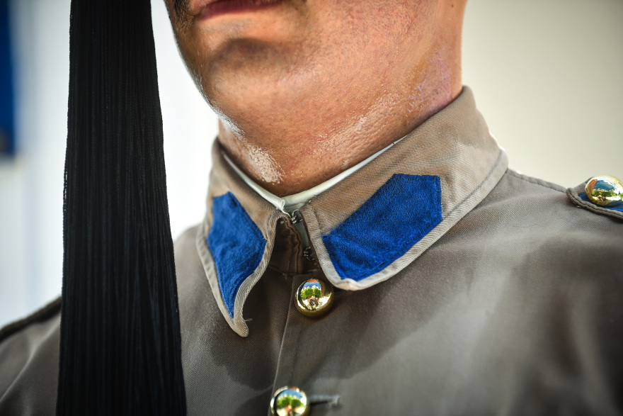 Φωτογραφίες:  Όταν οι Εύζωνες «λιώνουν» κάτω από την αφόρητη ζέστη 