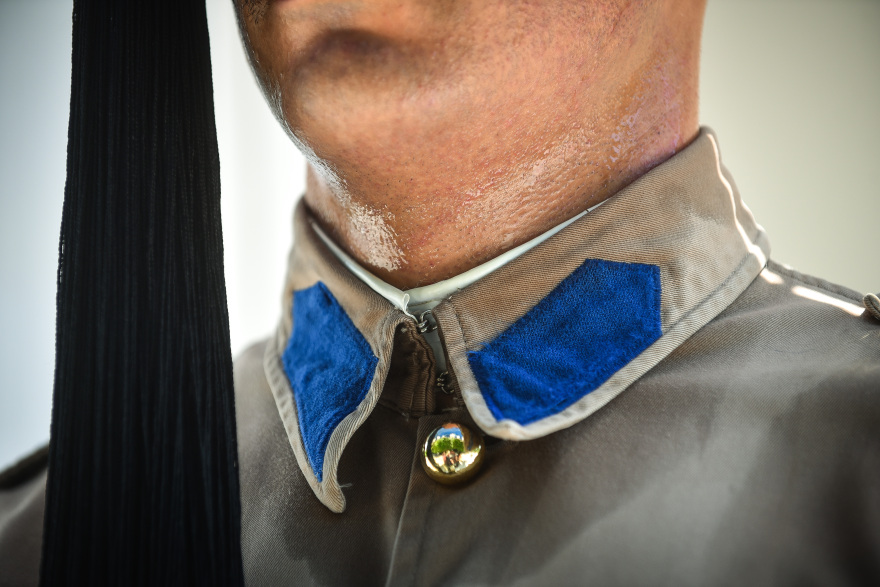 Φωτογραφίες:  Όταν οι Εύζωνες «λιώνουν» κάτω από την αφόρητη ζέστη 