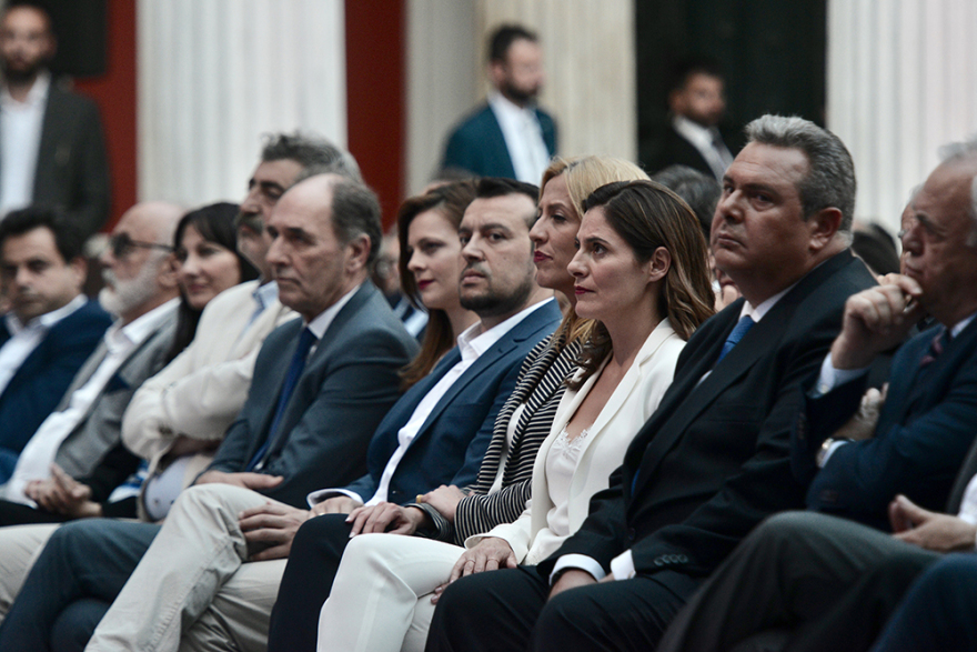 Σόου Τσίπρα με την κόκκινη γραβάτα στο Ζάππειο  