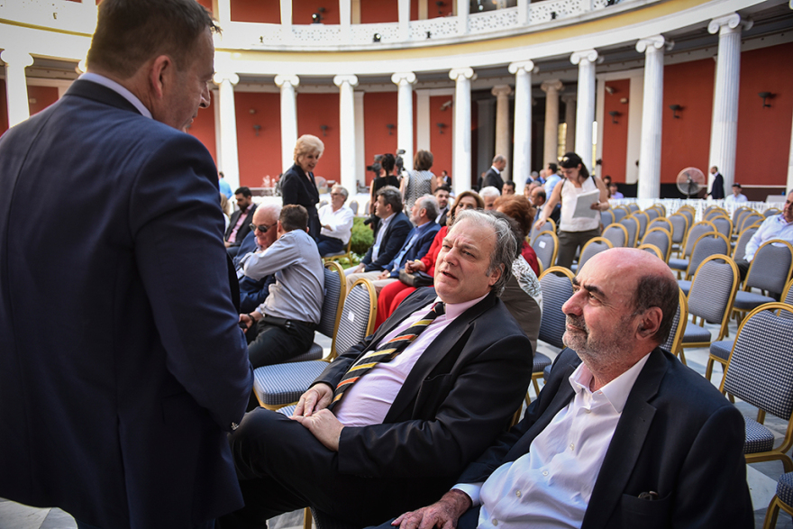 Σόου Τσίπρα με την κόκκινη γραβάτα στο Ζάππειο  