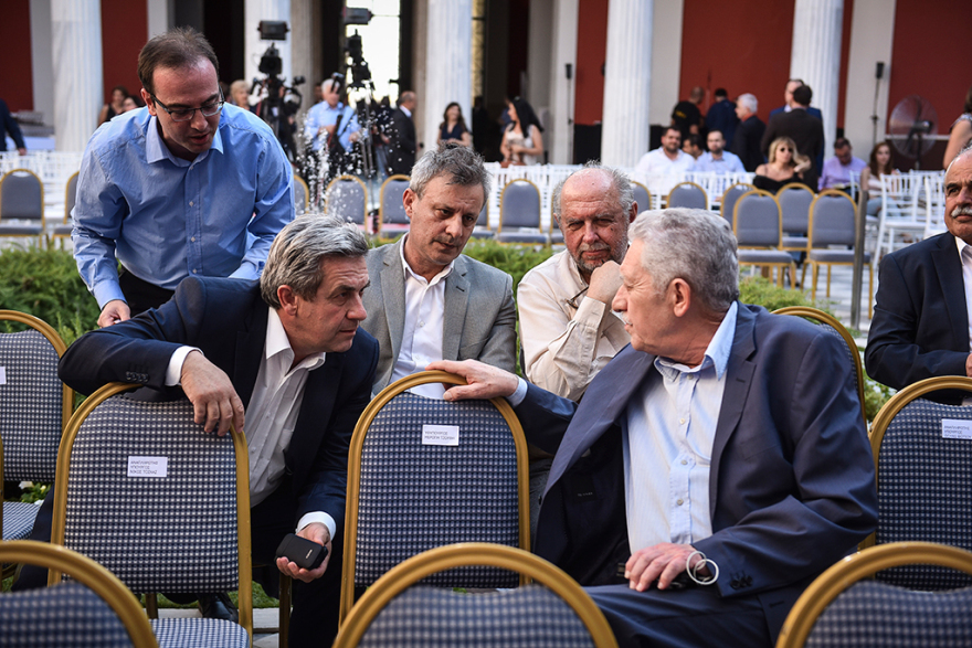 Σόου Τσίπρα με την κόκκινη γραβάτα στο Ζάππειο  