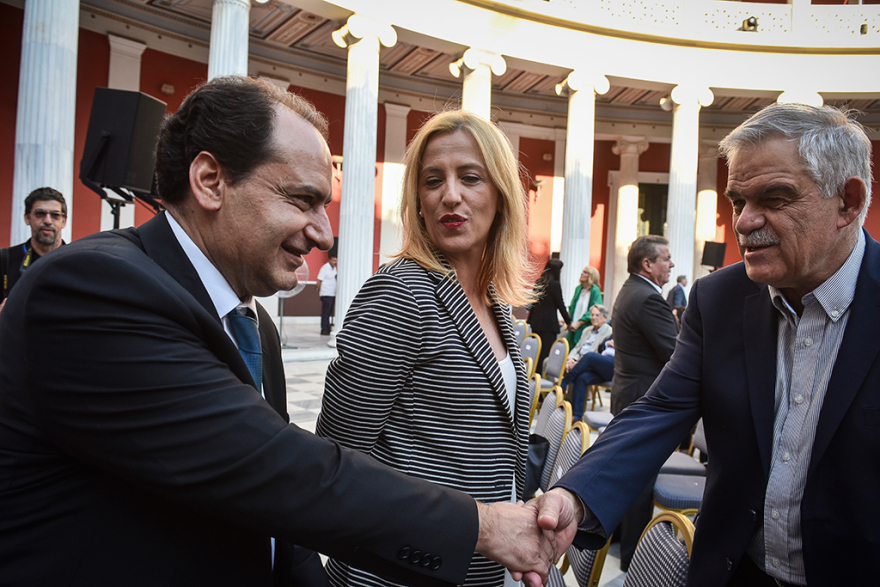 Σόου Τσίπρα με την κόκκινη γραβάτα στο Ζάππειο  