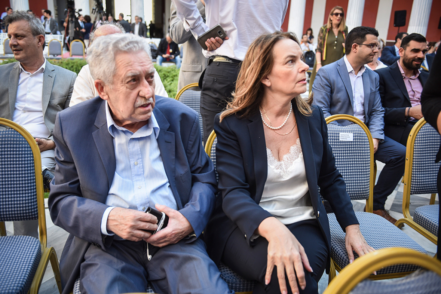 Σόου Τσίπρα με την κόκκινη γραβάτα στο Ζάππειο  