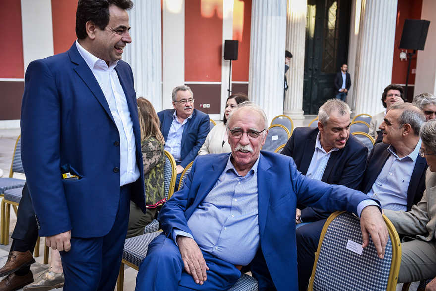 Σόου Τσίπρα με την κόκκινη γραβάτα στο Ζάππειο  