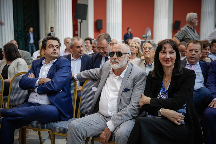 Σόου Τσίπρα με την κόκκινη γραβάτα στο Ζάππειο  