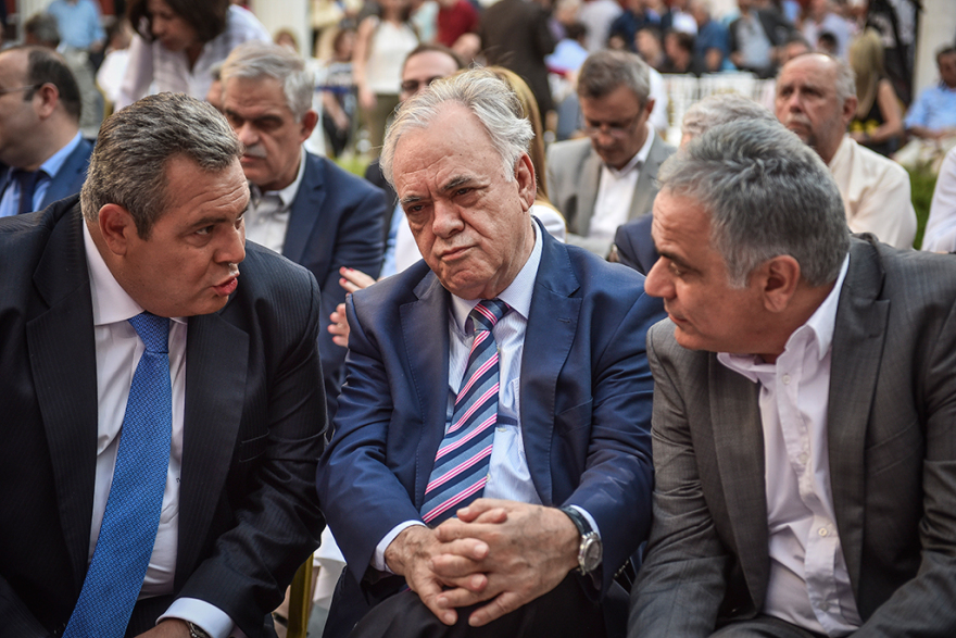 Σόου Τσίπρα με την κόκκινη γραβάτα στο Ζάππειο  