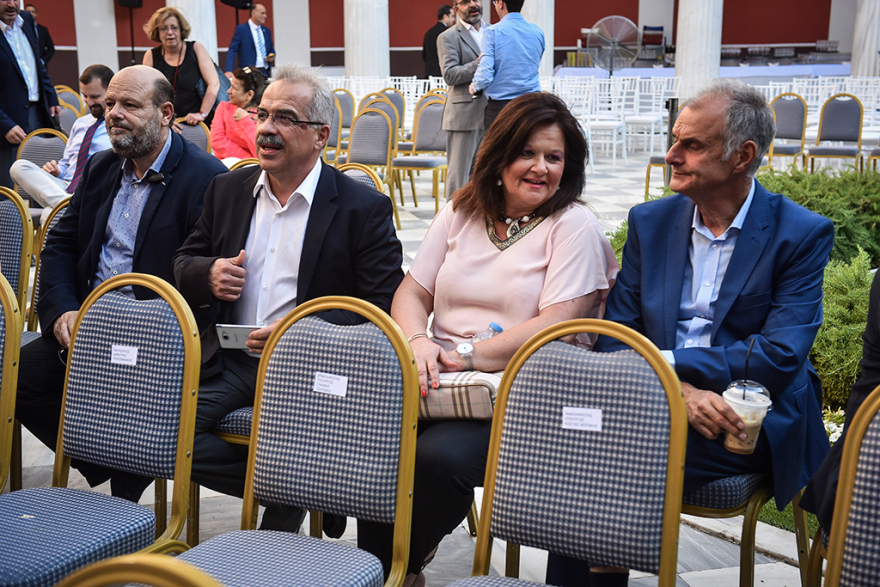 Σόου Τσίπρα με την κόκκινη γραβάτα στο Ζάππειο  