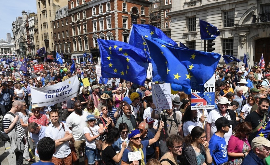 Χιλιάδες διαδηλωτές κατά του Brexit στους δρόμους του Λονδίνου, δύο χρόνια μετά το δημοψήφισμα