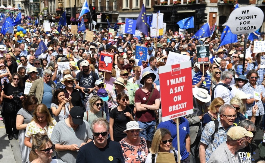 Χιλιάδες διαδηλωτές κατά του Brexit στους δρόμους του Λονδίνου, δύο χρόνια μετά το δημοψήφισμα