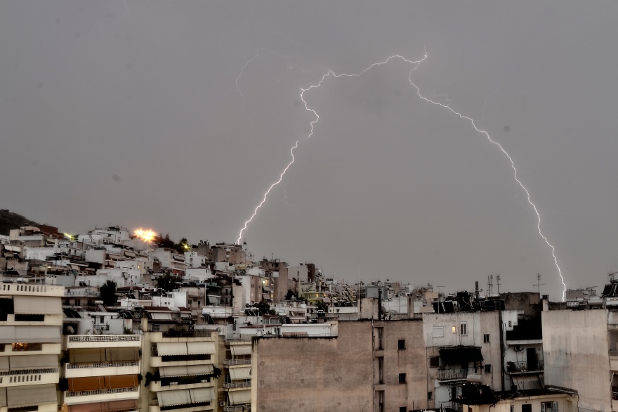 Έντονα καιρικά φαινόμενα στην Αττική - Εγκλωβίστηκαν οδηγοί στο Κερατσίνι