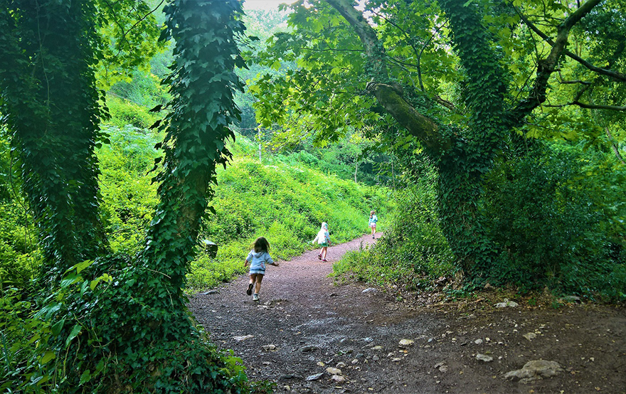 Στο εκκλησάκι με τα 17 πλατάνια