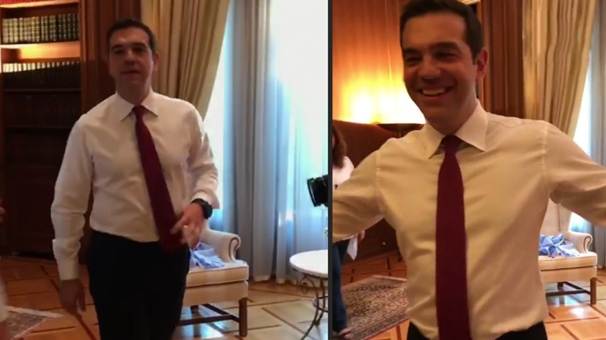 Πού το πάει ο Αλέξης με τη γραβάτα;
