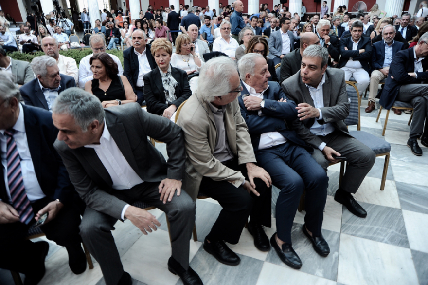 Πού το πάει ο Αλέξης με τη γραβάτα;